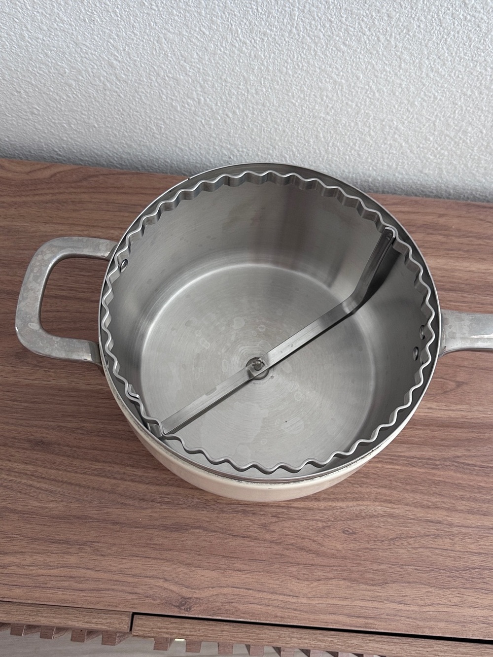 Popsmith Popcorn Popper in Cream - 6 Qt Stovetop Stainless Steel Popcorn Machine - Picture 5 of 8